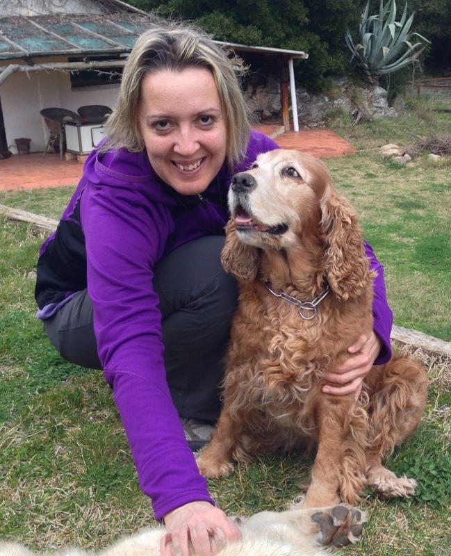 Montserrat Oliveros haciendo reiki para perros a su perrita Noa