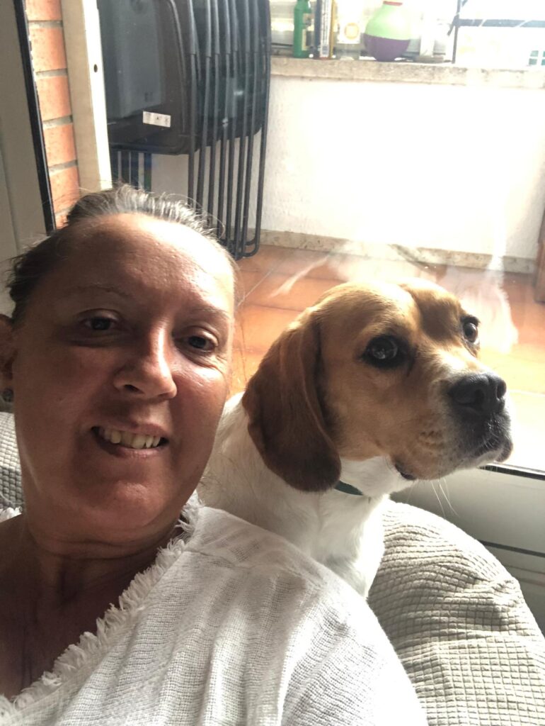 Montserrat Oliveros y Roxy, su beagle, en una sesión de Reiki para perros y comunicación animal